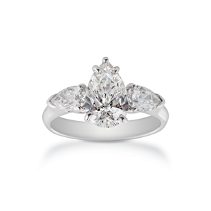 Bague de fiançailles, taille poire, en or blanc par George Hakim