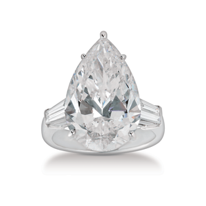 Bague de fiançailles, taille poire, en or blanc par George Hakim