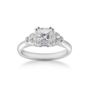 Bague de fiançailles, taille princesse, en or blanc par George Hakim