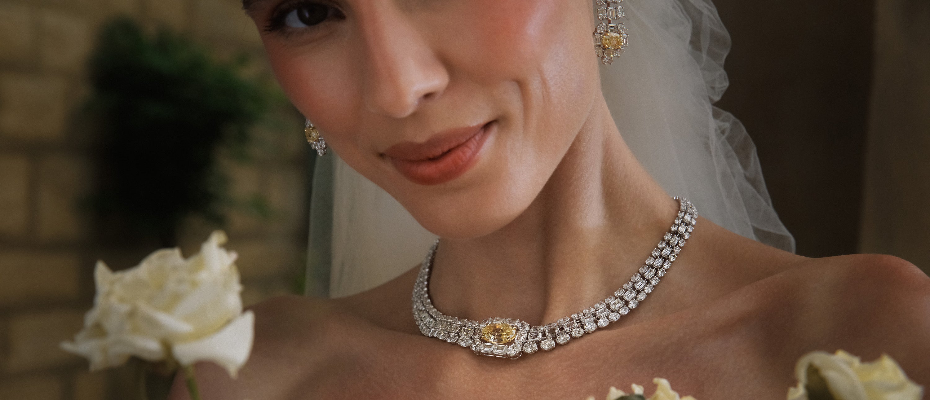 Bride wearing the Seirios necklace and earrings