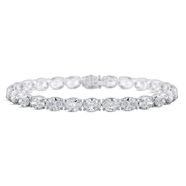 Un rang unique de diamants taille ovale sertis à l’horizontale dans des chatons à quatre griffes, or blanc.