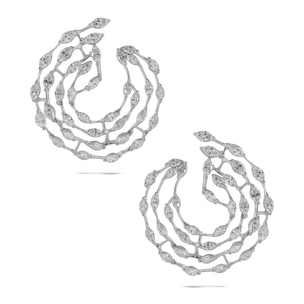 Trois rangs concentriques de diamants taille marquise reliés par des barrettes ramifiées, dans une créole ouverte en croissant, or blanc.